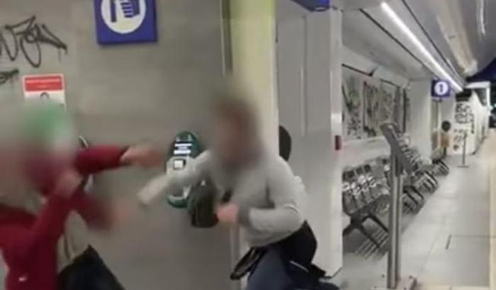 Coppia aggredita nella metro di Roma perché gay. Scontro nella maggioranza sul ddl Zan
