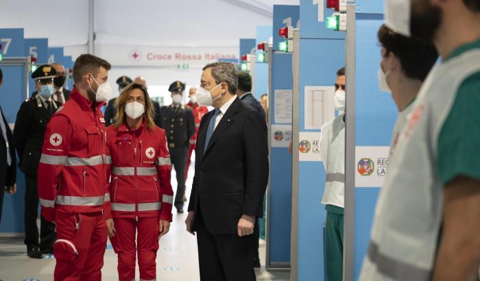 Draghi visita un centro vaccinale
