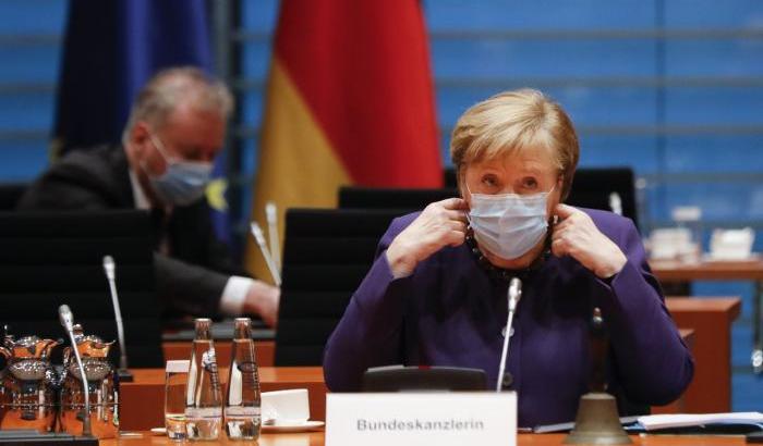 Merkel incontra nuovamente i Lander e revoca il lockdown a Pasqua: "Colpa mia, chiedo scusa"