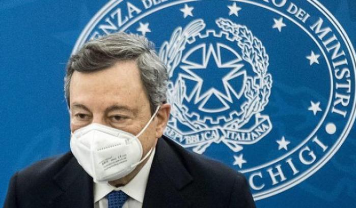 La promessa di Draghi: "Il governo interverrà sugli operatori sanitari non vaccinati contro il Covid"