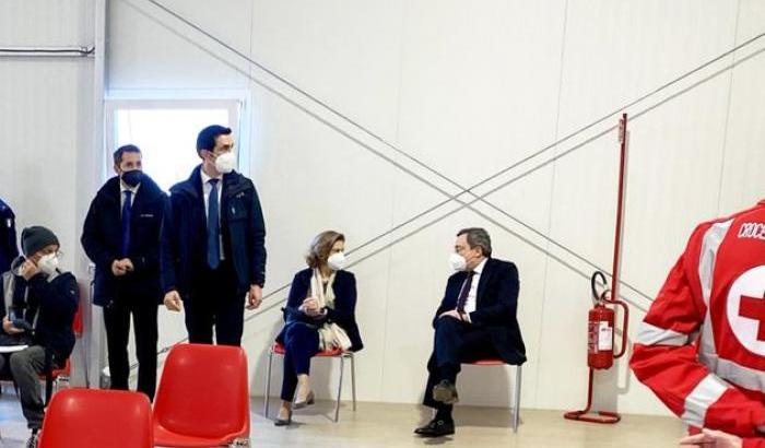 Vaccinati Draghi e la moglie con AstraZeneca: ora gli scettici saranno più sereni?