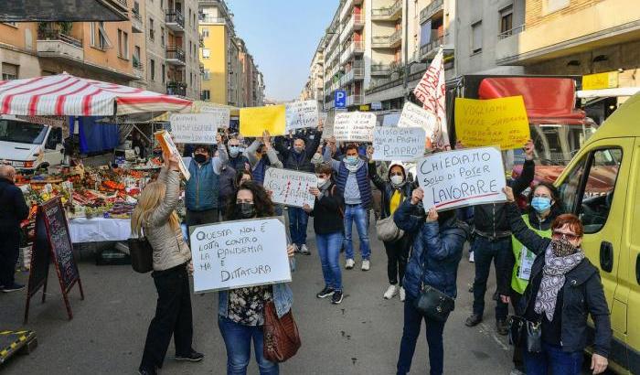 Muore per Covid un commesso Carrefour. Iacovone: “Poche tutele per i lavoratori. Esclusi dal piano vaccinale”