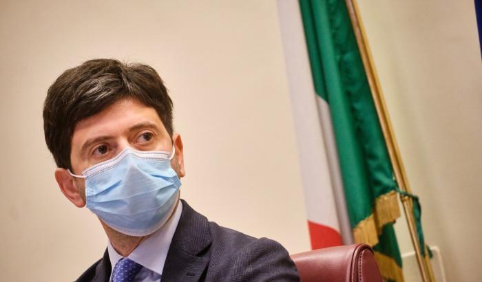 I negazionisti minacciano il ministro Speranza, la solidarietà: "Intollerabile violenza"