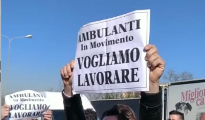 A Bari gli ambulanti bloccano la tangenziale: "Vogliamo lavorare, basta chiusure"