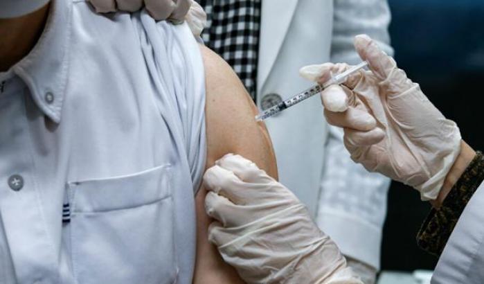 In Gran Bretagna solo sette morti per trombosi su 18 milioni di vaccinati con AstraZeneca