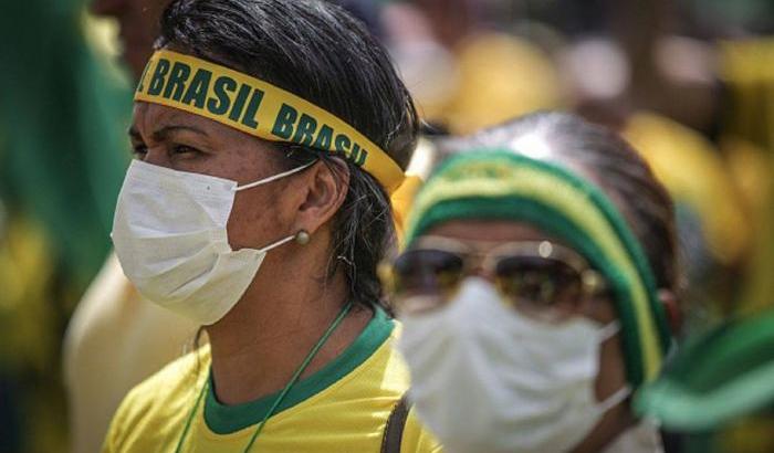 Nel Brasile del negazionista Bolsonaro si continua a morire di Covid:  altri 442 morti