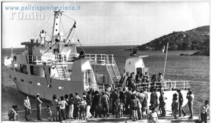 Lo sbarco della nave 'Gennaro Cantiello' all'Asinara