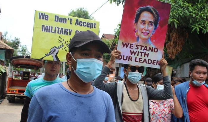 Nel Myanmar uova di pasqua decorate con slogan contro i militai golpisti