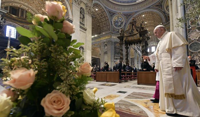 Francesco a Pasqua si rivolge alle autorità: "Superare i ritardi dei vaccini"