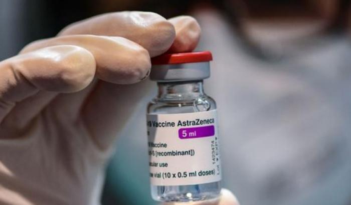L'ente governativo britannico: "Meglio non dare il vaccino AstraZeneca a chi ha meno di 30 anni"