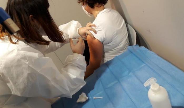 I medici 'dubbiosi' si stano vaccinando ma resiste uno zoccolo duro no-vax