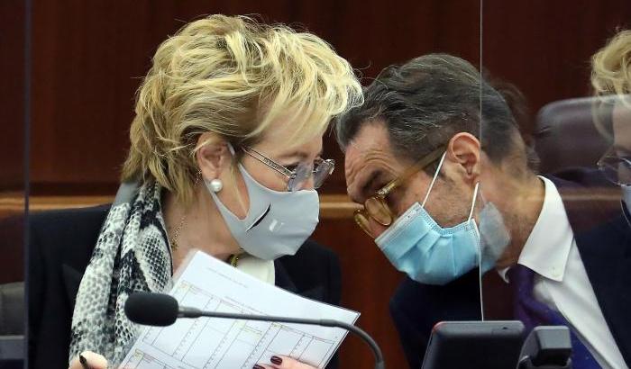 L'accusa del Pd: "Un altro giorno di disagi per chi si deve vaccinare in Lombardia"
