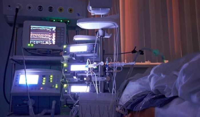 Emergenza Covid: calano i ricoveri ma muoiono altri 344 italiani