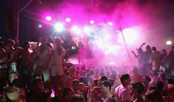 Festa clandestina in Belgio: la polizia irrompe, una ragazza cade da una finestra e muore