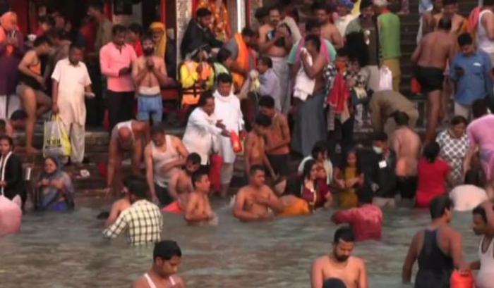 Bagno nel fiume Gange