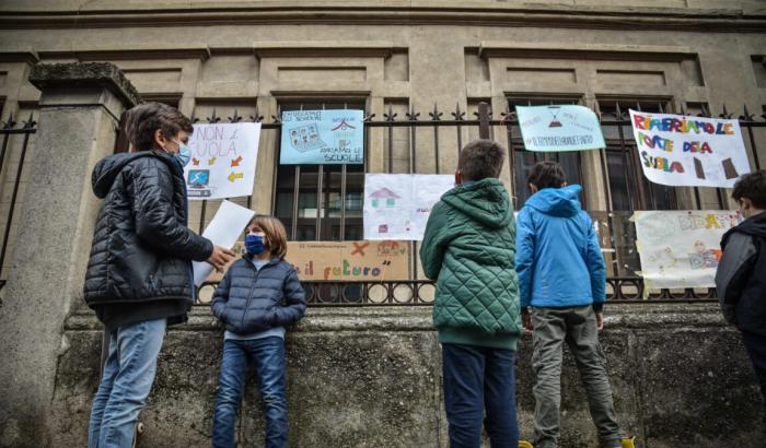 Scuola, chi è già stato vaccinato farà il richiamo. Chi ha perso il turno non recupera