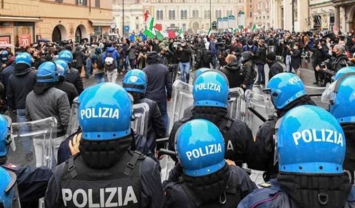 'Io Apro', tra i manifestanti spunta CasaPound: scontri con la polizia