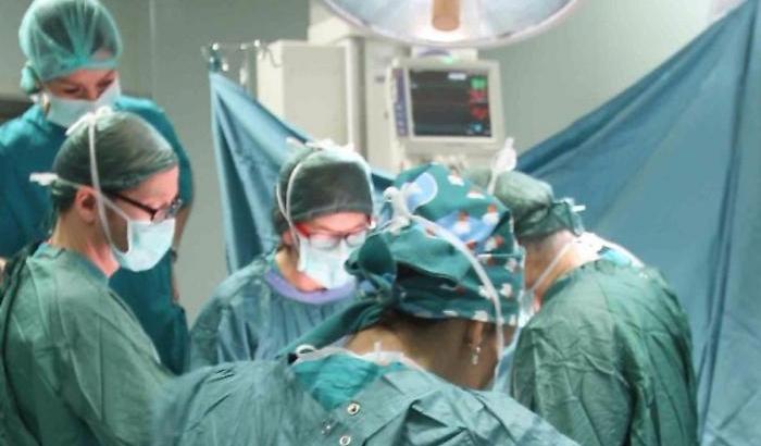 Asportato tumore record di 24 chili: l'operazione estrema su una donna di 74 anni a Roma