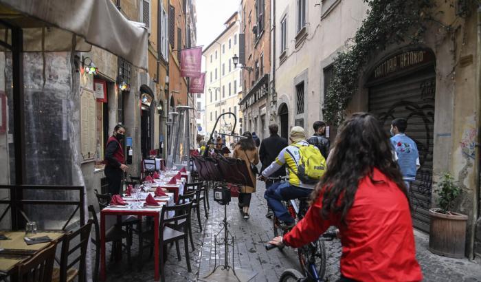 Il governo chiede prudenza sulle riaperture: "Saranno dal 1 maggio con giudizio"