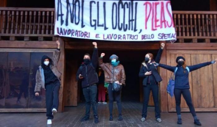 Protesta dei lavoratori dello spettacolo a Roma: occupato il Globe Theatre