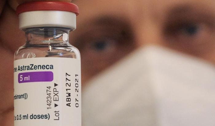 Speranza su AstraZeneca: "È sicuro. Solo 18 casi di trombosi su 32 milioni"