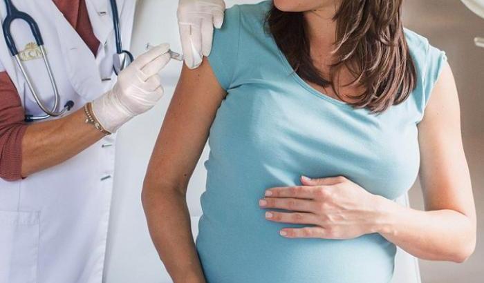 Donna in gravidanza che si vaccina