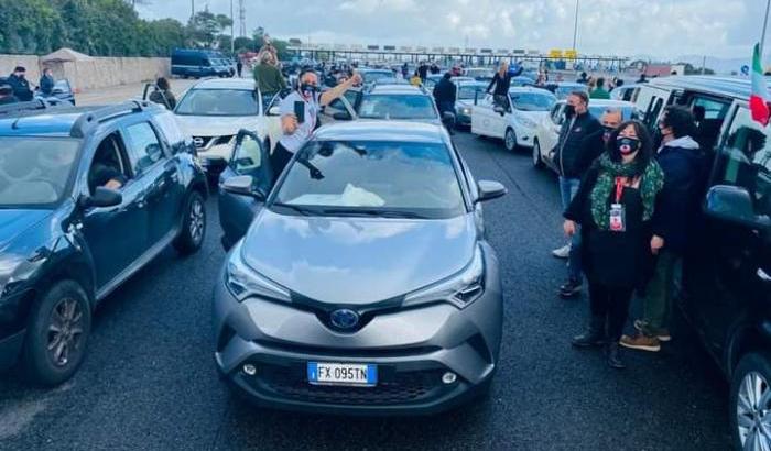 Proteste dei ristoratori sull'A1: investito un manifestante (non soffiare sul malcontento)