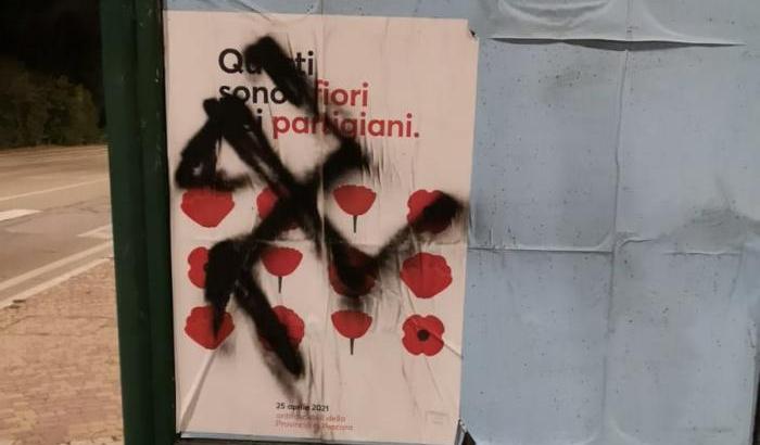 A pochi giorni dal 25 aprile a Pescara compare una svastica su un manifesto dei partigiani