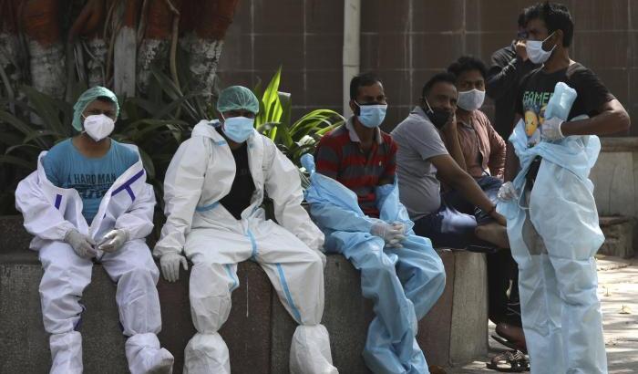 In India manca l'ossigeno ed è record di contagi: Usa, Gran Bretagna e Ue inviano aiuti