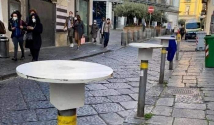 Paletti spartitraffico trasformati in tavolini a Napoli