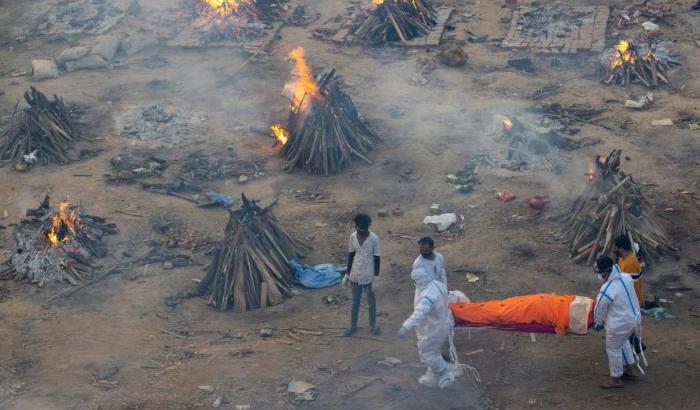 Superati in India 20 milioni di contagi per Covid: è un'ecatombe