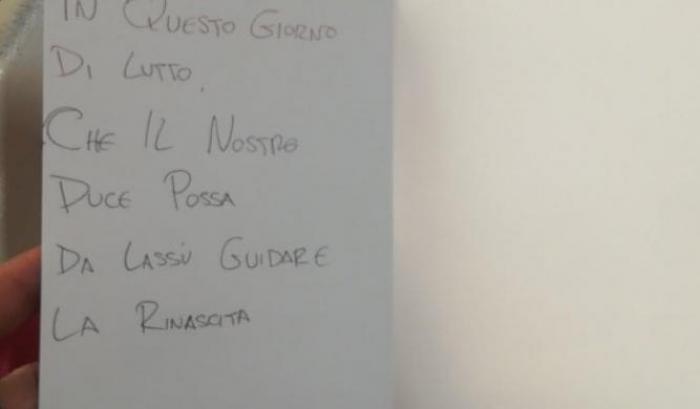 Strappa un biglietto inneggiante al Duce e l'azienda lo licenzia: la storia di Luca, rider di 30 anni