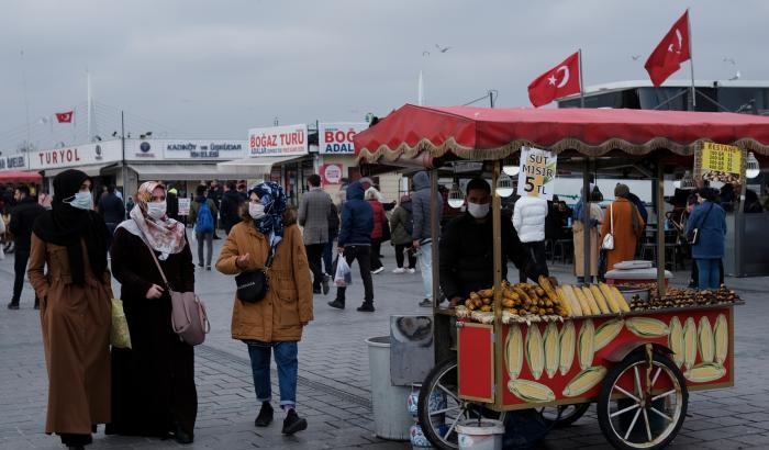 Crescono i contagi e la Turchia decreta un lockdown totale fino al 17 maggio