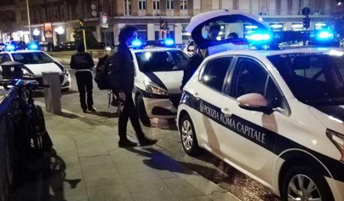 Gruppo no mask in giro dopo mezzanotte: multe e lite con la polizia locale