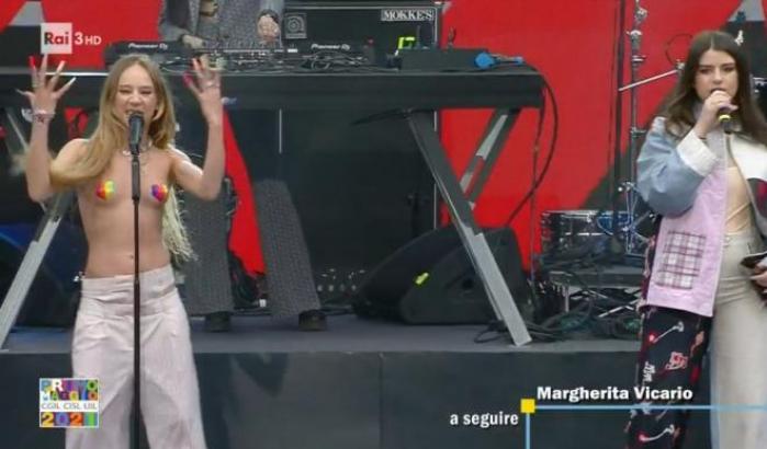 Concertone, Chadia Rodriguez canta in topless per la legge Zan: "Viva la libertà, viva l'amore"
