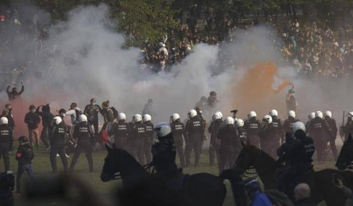 In Belgio raduno illegale anti-restrizioni: 15 manifestanti feriti