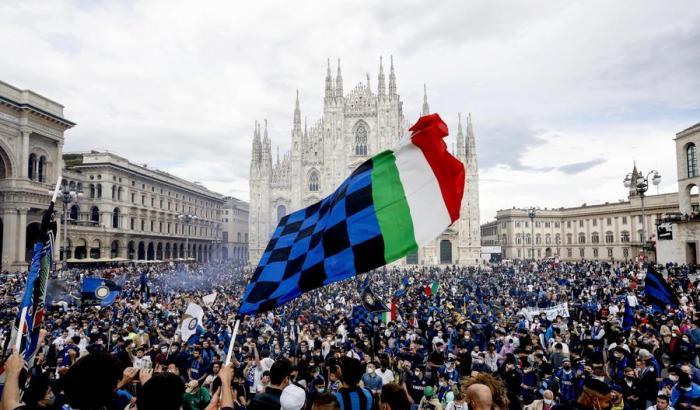 Folla in piazza Duomo