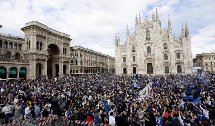 Piazza Duomo piena di tifosi interisti