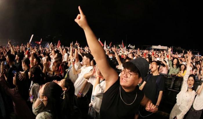 Concerto a Wuhan dopo 16 mesi di Covid: 11 mila persone ad un concerto senza mascherine
