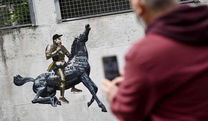 Fedez doma il cavallo della Rai: il murale di Harry Greb a Roma