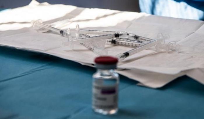 Le case farmaceutiche contro Biden per lo stop dei brevetti: "Decisione deludente"