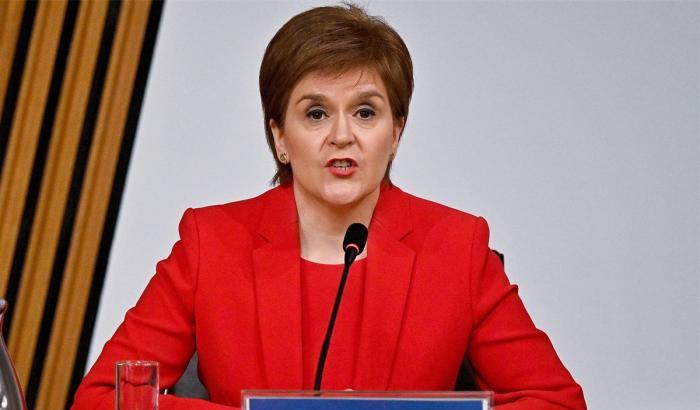 Sturgeon contestata per i migranti a Glasgow replica: "Siete razzisti e fascisti"