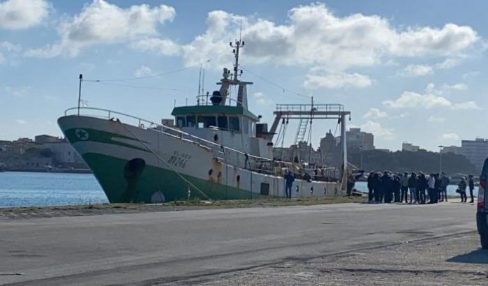Il peschereccio mitragliato dalla Guardia Costiera libica