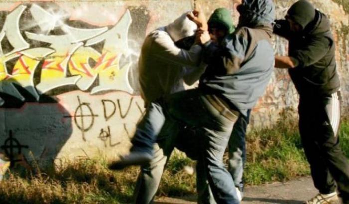 Omofobia: aggredito al grido di "fr***o perché aveva lo smalto alle unghie