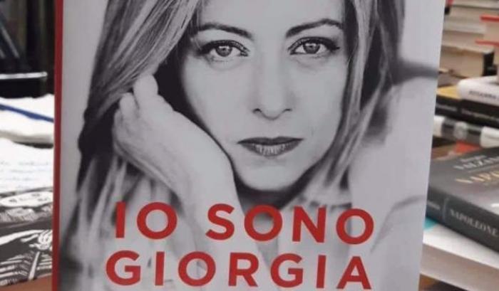 Rifiuta di vendere il libro della Meloni: contro la libraia l'odio della destra e dei fascisti