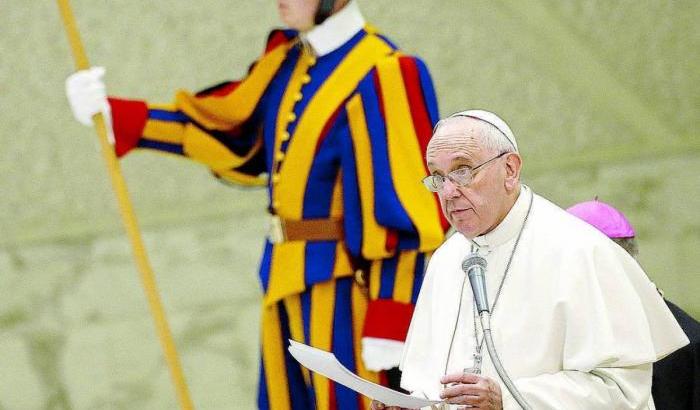 Papa Francesco: "Una vergogna che una donna debba nascondere il pancione sul posto di lavoro"