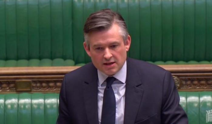 L'opposizione attacca Johnson: "Sulla variante indiana incapace di proteggere i confini"