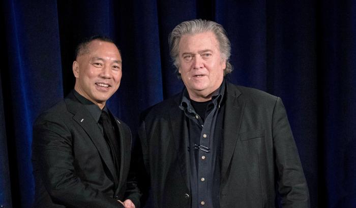 Fake news contro i vaccini: dietro affarista cinese legato a Steve Bannon