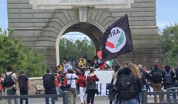 Un centinaio di fascisti lasciati liberi di provocare a Roma nonostante il divieto del questore