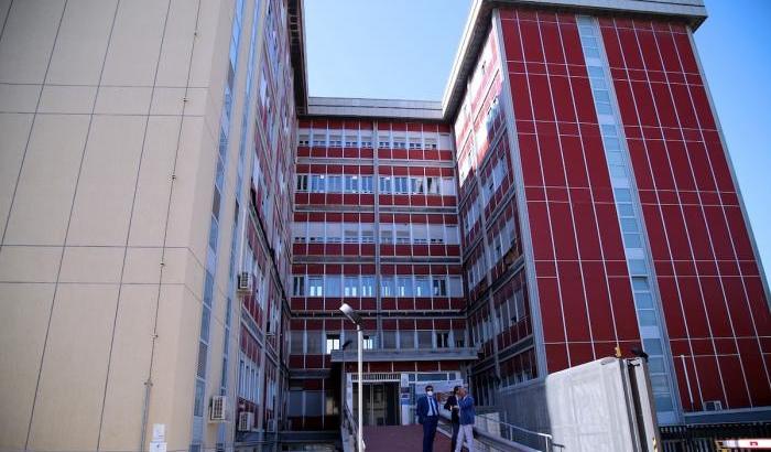 Sparite fedi e catenine dei morti di Covid nell'ospedale di Pescara: "Si indaghi"